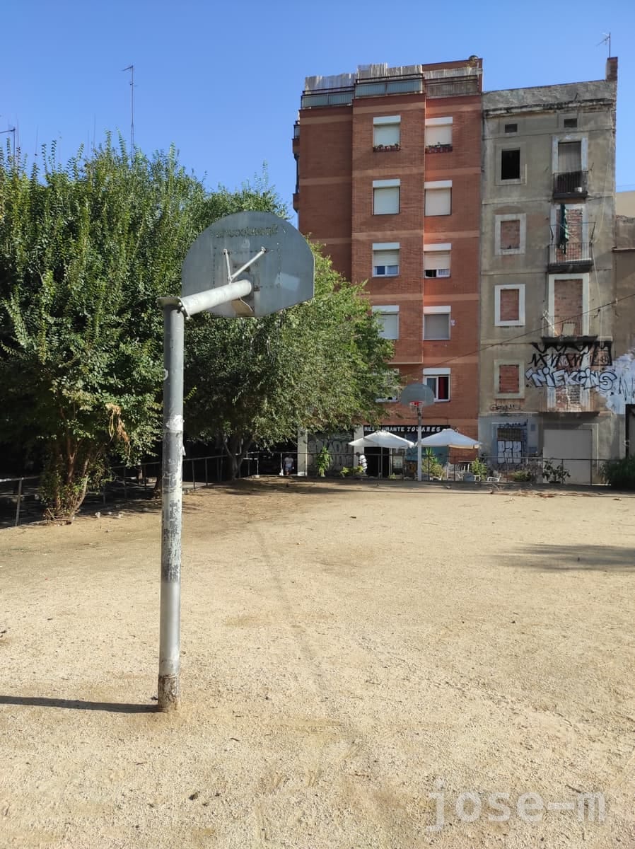 Cancha pública Anillos y niños, en Barcelona