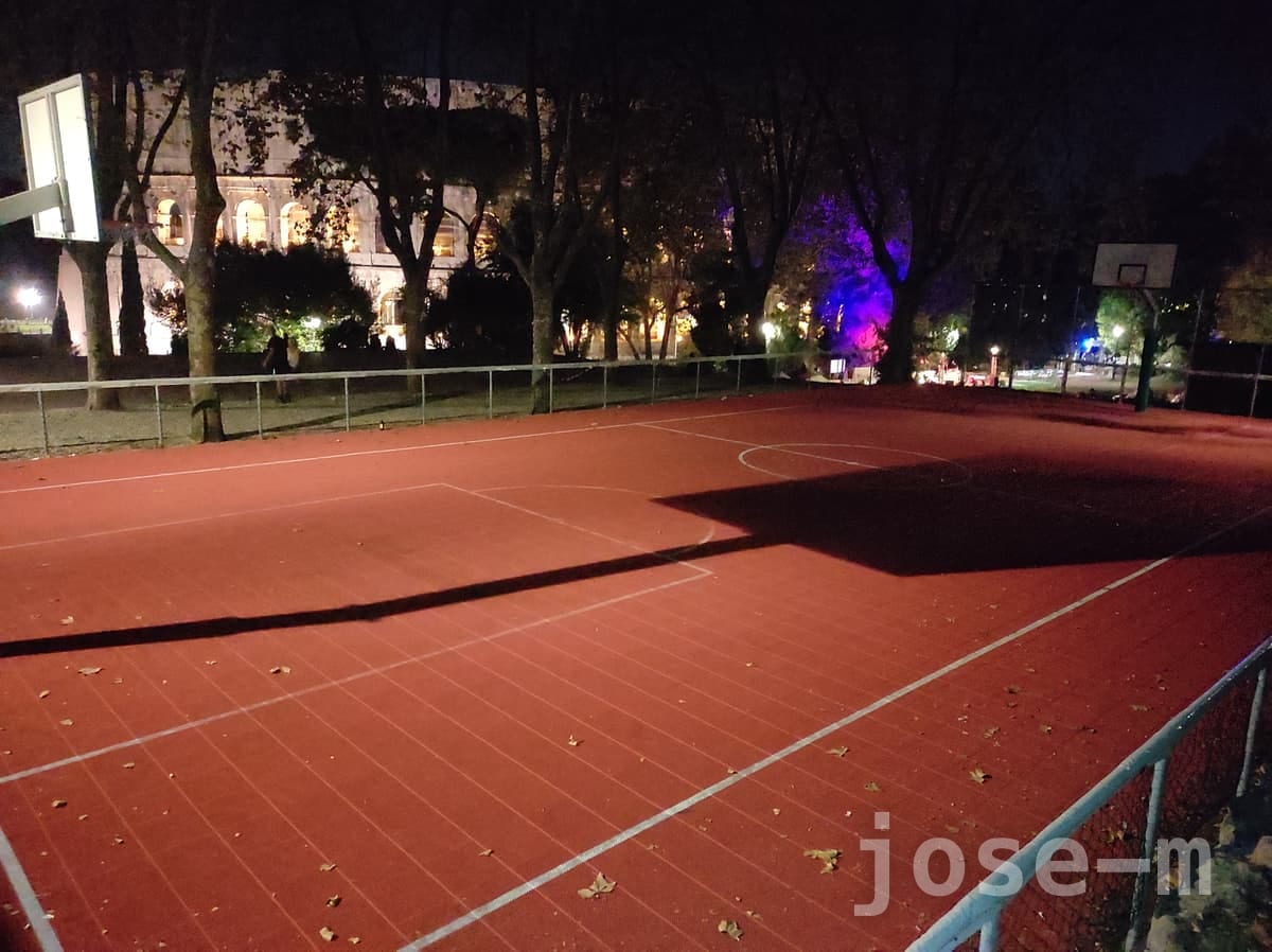 Cancha pública Monti Basketball, en Roma