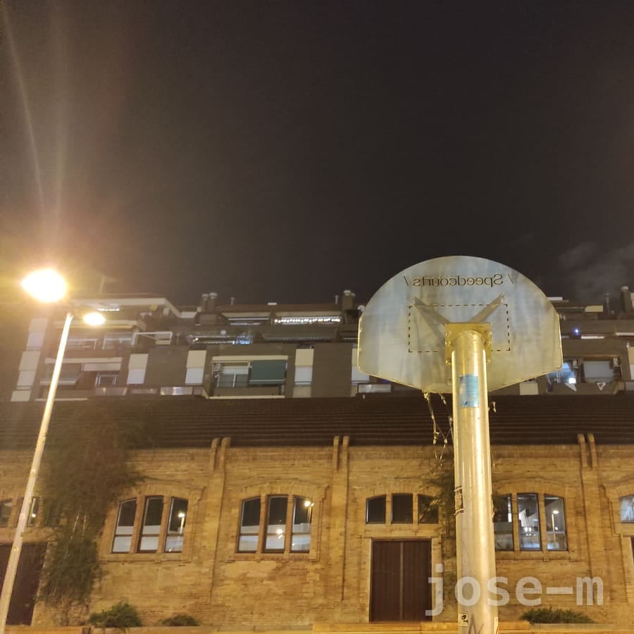 Cancha pública Plaça Can Climent, en Barcelona