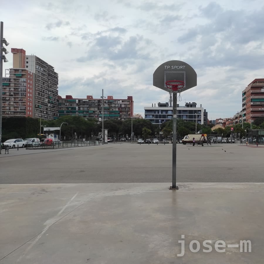 Canchas públicas Plaça Països Catalans, en Badalona