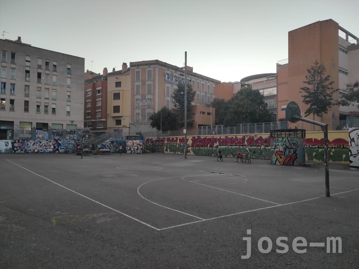 Cancha pública Plaça de Trenci Moix, en Barcelona