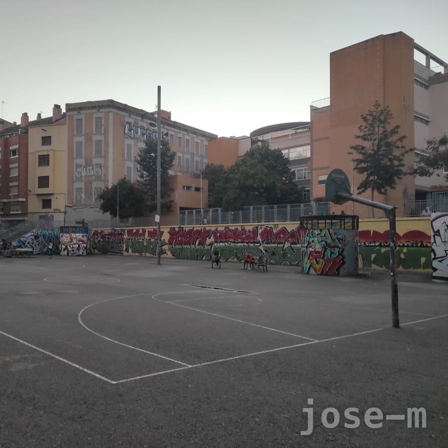 Cancha pública Plaça de Trenci Moix, en Barcelona